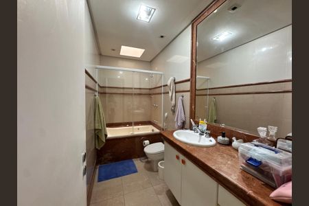 Casa de condomínio à venda com 450m², 4 quartos e 4 vagas Casa de condomínio à venda com 450m², 4 quartos e 4 vagasBanheiro Suite