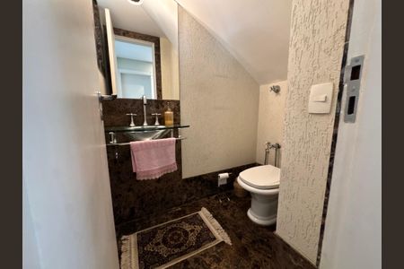 Casa de condomínio à venda com 450m², 4 quartos e 4 vagas Casa de condomínio à venda com 450m², 4 quartos e 4 vagasLavabo