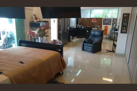 Casa à venda com 4 quartos, 240m² em Charitas, Niterói