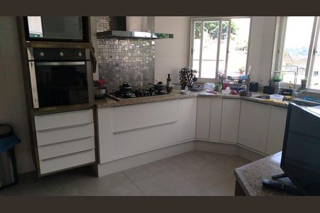 Casa à venda com 4 quartos, 240m² em Charitas, Niterói