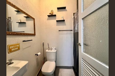 Banheiro de serviço de apartamento à venda com 4 quartos, 150m² em Copacabana, Rio de Janeiro