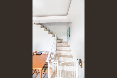 Casa de condomínio à venda com 115m², 2 quartos e 2 vagas Casa de condomínio à venda com 115m², 2 quartos e 2 vagasEscada