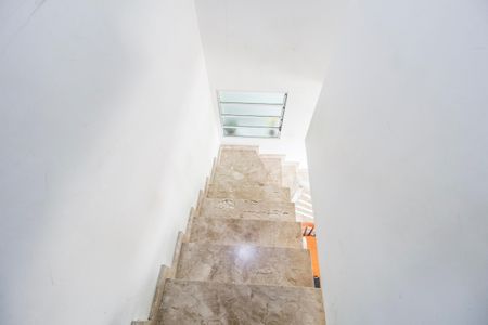 Casa de condomínio à venda com 115m², 2 quartos e 2 vagas Casa de condomínio à venda com 115m², 2 quartos e 2 vagasEscada