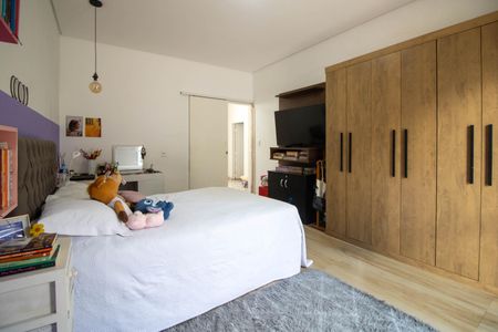 Casa à venda com 250m², 4 quartos e 2 vagasSuíte 2