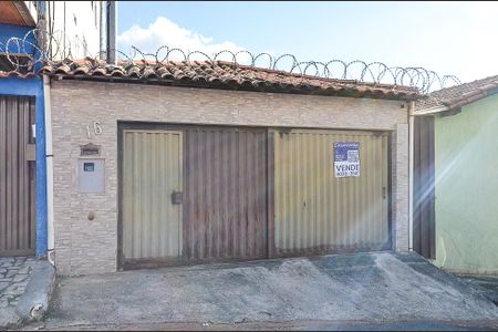 Casa à venda com 180m², 4 quartos e 2 vagas Casa à venda com 180m², 4 quartos e 2 vagasFachada