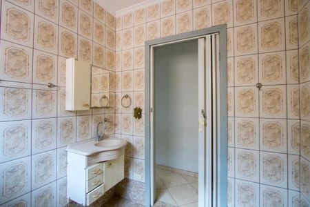 Banheiro social 1 de casa à venda com 3 quartos, 400m² em Vila Valparaíso, Santo André