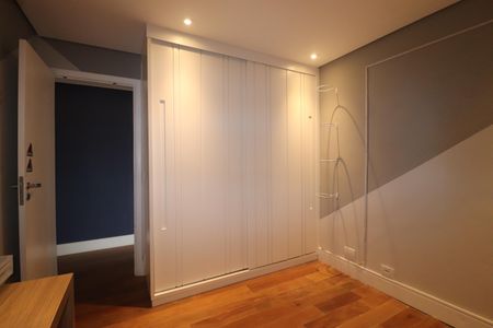 Apartamento à venda com 241m², 4 quartos e 3 vagasQuarto 2