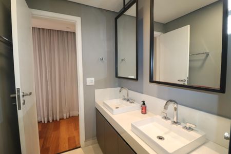 Apartamento à venda com 241m², 4 quartos e 3 vagasBanheiro Quarto 1 suíte