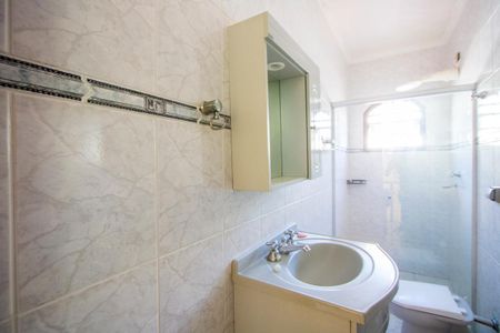 Casa à venda com 135m², 3 quartos e 3 vagas Casa à venda com 135m², 3 quartos e 3 vagasBanheiro social