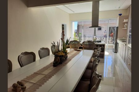 Casa de condomínio à venda com 320m², 3 quartos e 4 vagas