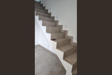 Apartamento à venda com 82m², 2 quartos e 1 vaga Apartamento à venda com 82m², 2 quartos e 1 vagaEscada