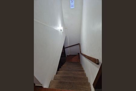 Casa para alugar com 426m², 3 quartos e 4 vagas Casa para alugar com 426m², 3 quartos e 4 vagasEscada
