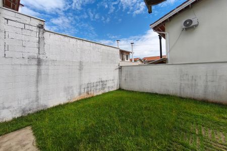 Casa de condomínio para alugar com 100m², 3 quartos e 2 vagasQuintal - Fundos