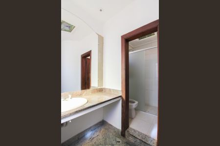 Casa à venda com 527m², 8 quartos e 10 vagasBanheiro Social 1