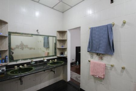 Casa à venda com 527m², 8 quartos e 10 vagasBanheiro da Suíte 1