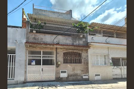 Casa à venda com 250m², 4 quartos e 2 vagas Casa à venda com 250m², 4 quartos e 2 vagasFachada