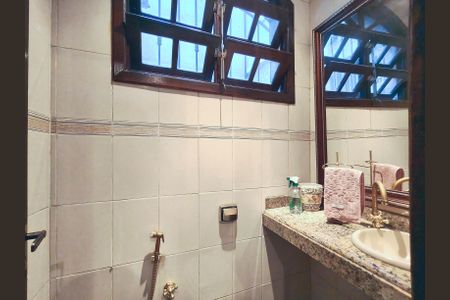 Casa à venda com 250m², 4 quartos e 2 vagas Casa à venda com 250m², 4 quartos e 2 vagasLavabo