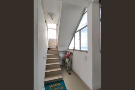 Casa à venda com 250m², 4 quartos e 2 vagas Casa à venda com 250m², 4 quartos e 2 vagasEscada