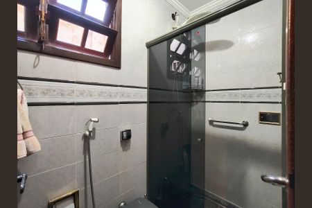 Casa à venda com 250m², 4 quartos e 2 vagas Casa à venda com 250m², 4 quartos e 2 vagasBanheiro Corredor