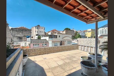 Casa à venda com 250m², 4 quartos e 2 vagas Casa à venda com 250m², 4 quartos e 2 vagasTerraço