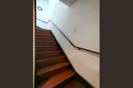 Casa à venda com 250m², 4 quartos e 2 vagas Casa à venda com 250m², 4 quartos e 2 vagasEscada