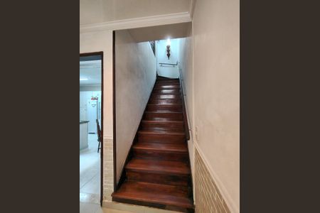 Casa à venda com 250m², 4 quartos e 2 vagas Casa à venda com 250m², 4 quartos e 2 vagasEscada