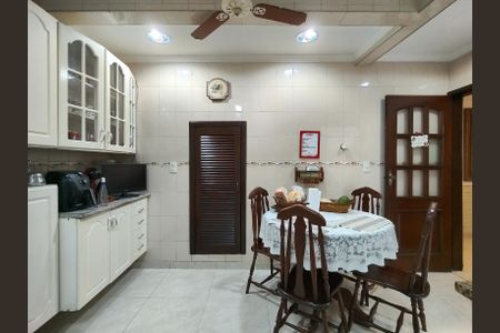 Casa à venda com 250m², 4 quartos e 2 vagas Casa à venda com 250m², 4 quartos e 2 vagasCozinha