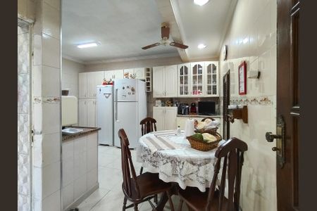 Casa à venda com 250m², 4 quartos e 2 vagas Casa à venda com 250m², 4 quartos e 2 vagasCozinha