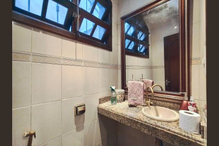 Casa à venda com 250m², 4 quartos e 2 vagas Casa à venda com 250m², 4 quartos e 2 vagasLavabo