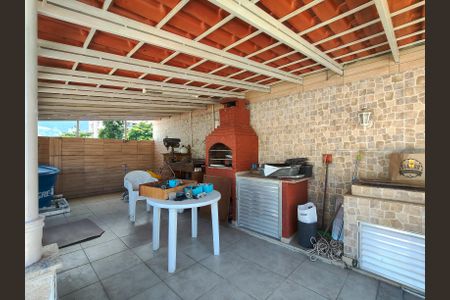 Casa à venda com 250m², 4 quartos e 2 vagas Casa à venda com 250m², 4 quartos e 2 vagasChurrasqueira