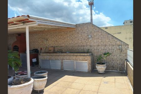 Casa à venda com 250m², 4 quartos e 2 vagas Casa à venda com 250m², 4 quartos e 2 vagasTerraço