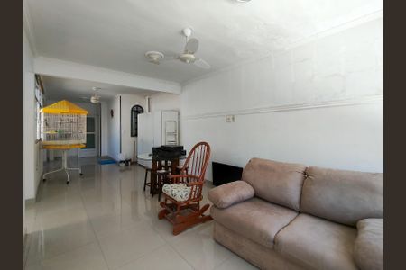 Casa à venda com 250m², 4 quartos e 2 vagas Casa à venda com 250m², 4 quartos e 2 vagasSala