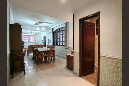 Casa à venda com 250m², 4 quartos e 2 vagas Casa à venda com 250m², 4 quartos e 2 vagasSala