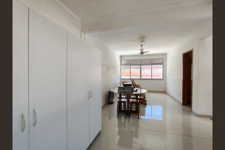 Casa à venda com 250m², 4 quartos e 2 vagas Casa à venda com 250m², 4 quartos e 2 vagasSala