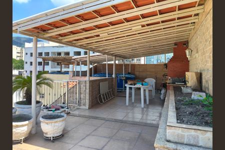 Casa à venda com 250m², 4 quartos e 2 vagas Casa à venda com 250m², 4 quartos e 2 vagasTerraço