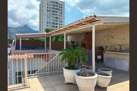 Casa à venda com 250m², 4 quartos e 2 vagas Casa à venda com 250m², 4 quartos e 2 vagasTerraço