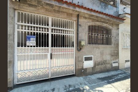 Casa à venda com 250m², 4 quartos e 2 vagas Casa à venda com 250m², 4 quartos e 2 vagasFachada