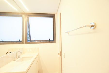 Apartamento à venda com 99m², 1 quarto e 1 vaga Apartamento à venda com 99m², 1 quarto e 1 vagaBanheiro da Suíte
