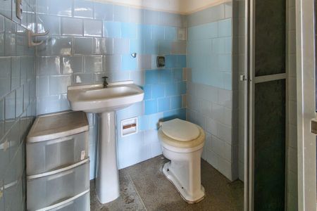 Banheiro de kitnet/studio para alugar com 0 quarto, 45m² em Vila Tupi, Praia Grande