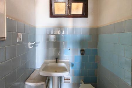 Banheiro de kitnet/studio para alugar com 0 quarto, 45m² em Vila Tupi, Praia Grande