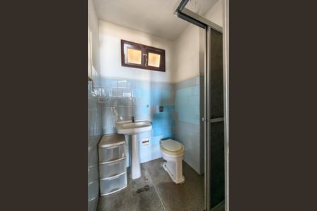 Banheiro de kitnet/studio para alugar com 0 quarto, 45m² em Vila Tupi, Praia Grande