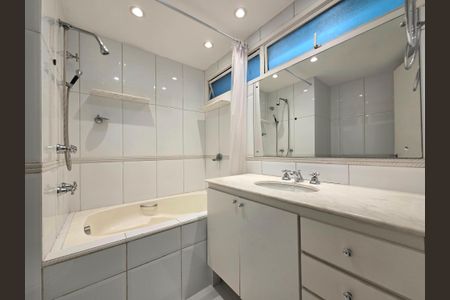 Apartamento para alugar com 118m², 2 quartos e 2 vagas Apartamento para alugar com 118m², 2 quartos e 2 vagasBanheiro da Suíte