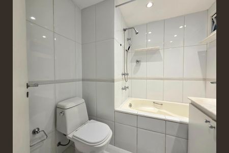 Apartamento para alugar com 118m², 2 quartos e 2 vagas Apartamento para alugar com 118m², 2 quartos e 2 vagasBanheiro da Suíte