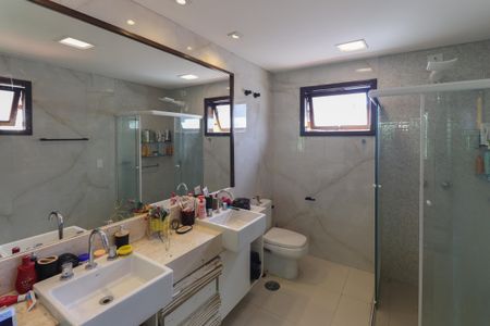 Casa para alugar com 580m², 4 quartos e 5 vagas Casa para alugar com 580m², 4 quartos e 5 vagasBanheiro da Suíte 1