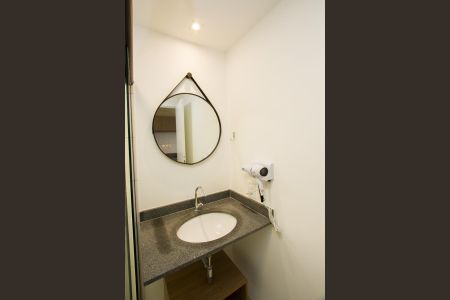 Banheiro social de kitnet/studio à venda com 1 quarto, 24m² em Vila Cordeiro, São Paulo