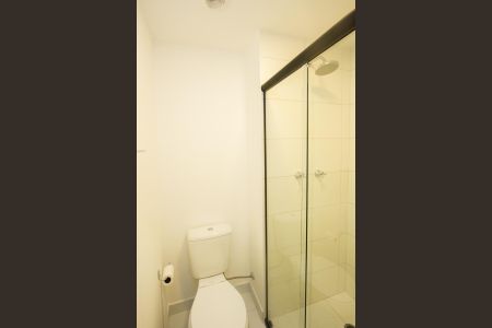 Banheiro social de kitnet/studio à venda com 1 quarto, 24m² em Vila Cordeiro, São Paulo