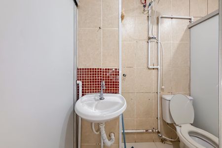 Banheiro de kitnet/studio para alugar com 1 quarto, 18m² em Cambuci, São Paulo