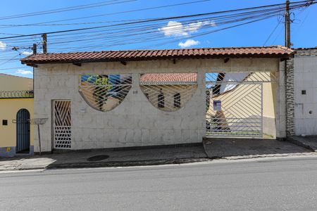 Casa para alugar com 200m², 3 quartos e 7 vagas Casa para alugar com 200m², 3 quartos e 7 vagasFachada