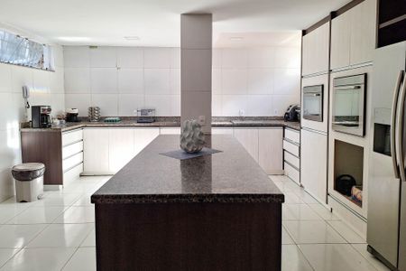 Casa à venda com 740m², 3 quartos e 3 vagas Casa à venda com 740m², 3 quartos e 3 vagasCozinha