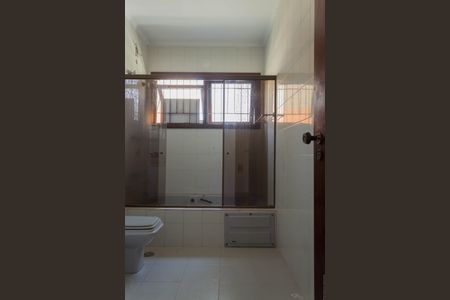 Casa para alugar com 300m², 6 quartos e 3 vagasBanheiro